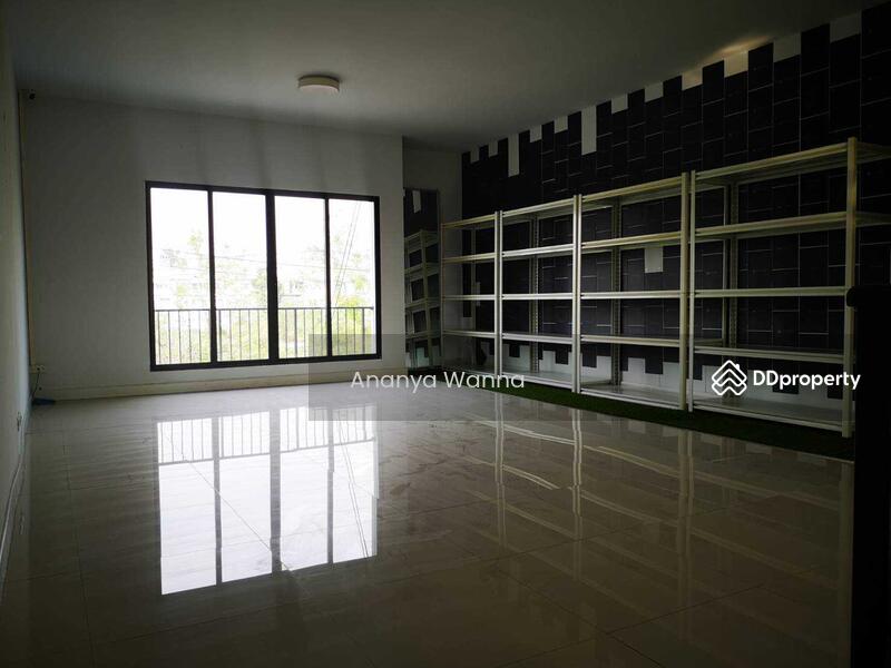 For Rent - 3-Bedroom Townhouse, Bangkok