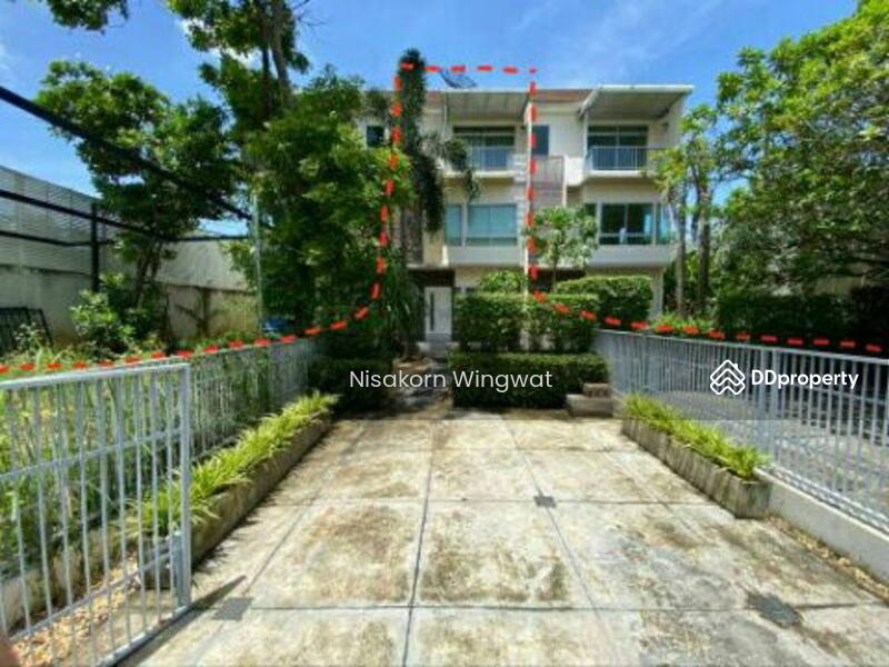 For Rent - 3-Bedroom Townhouse, Bangkok