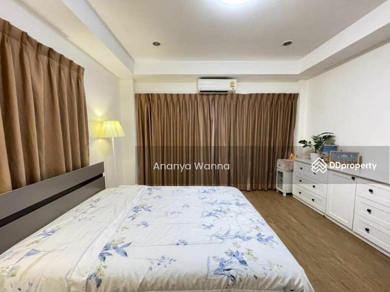 For Rent - 4-Bedroom Townhouse, Bangkok