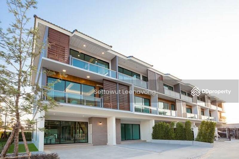 For Rent - 3-Bedroom Townhouse, Bangkok