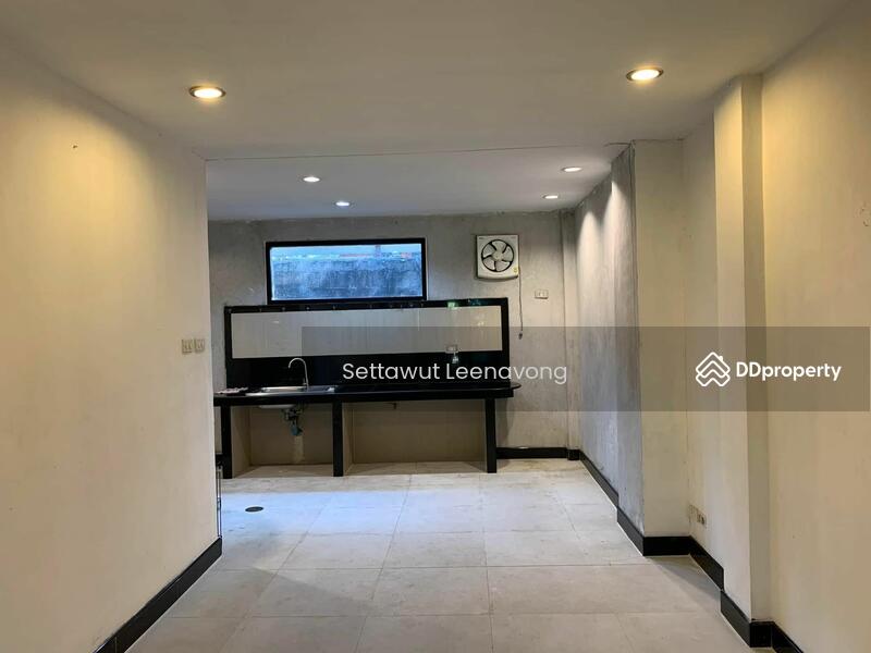 For Rent - 4-Bedroom Townhouse, Bangkok