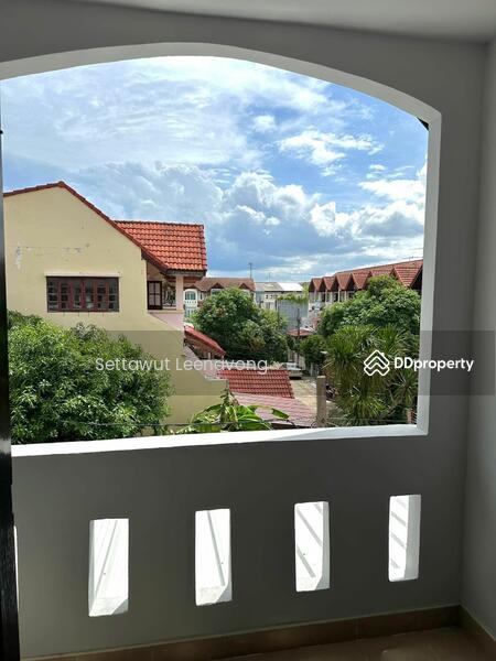 For Rent - 4-Bedroom Townhouse, Bangkok