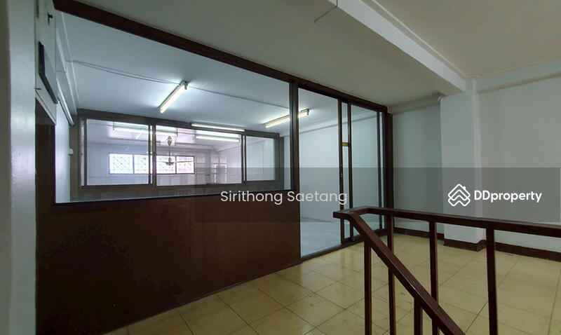 ขาย - ขายอาคารพาณิชย์ 4 ชั้นครึ่ง ซอยสีหบุรานุกิจ 11 เขตมีนบุรี รถไฟฟ้าสีชมพู สถานีตลาดมีนบุรี หน้าปากซอย, กรุงเทพ