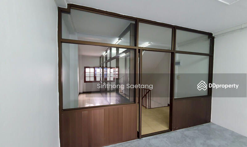 ขาย - ขายอาคารพาณิชย์ 4 ชั้นครึ่ง ซอยสีหบุรานุกิจ 11 เขตมีนบุรี รถไฟฟ้าสีชมพู สถานีตลาดมีนบุรี หน้าปากซอย, กรุงเทพ