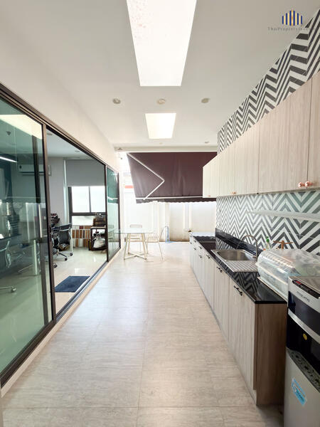For Sale - “คุ้มค่า” ขายบ้านพร้อมโฮมออฟฟิศ–สำนักงาน สไตล์นอร์ดิก 100 ตร.วา, Pathum Thani