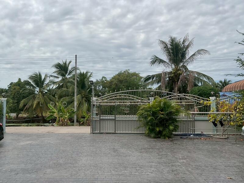 บ้านสวนสไตล์รีสอร์ตแนวพูลวิลล่า ความสุขครบจบในบ้านเดียว เพียง 10 ล้าน, Samut Sakhon, Khlong Ton, Ban Phaeo, Samut Sakhon, 6 Bedrooms, 375 sqm, Single Detached House For Sale, by Lookin property, 60179924 - DDproperty.com