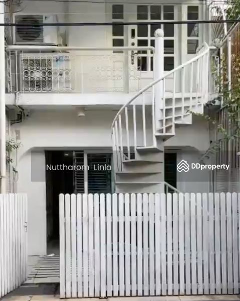ขาย - 4-Br Townhouse near BTS Phra Khanong, กรุงเทพ