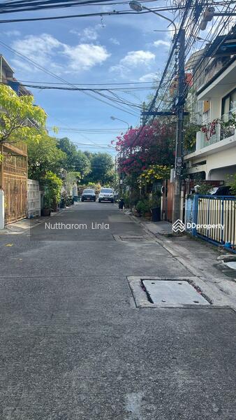ขาย - 4-Br Townhouse near BTS Phra Khanong, กรุงเทพ