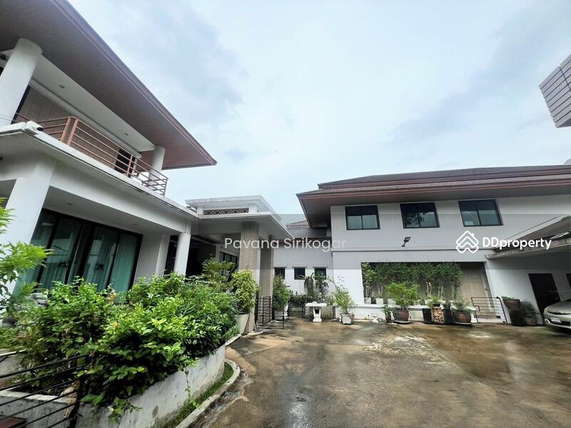 ขาย - 6-Br House near BTS Ekkamai, กรุงเทพ