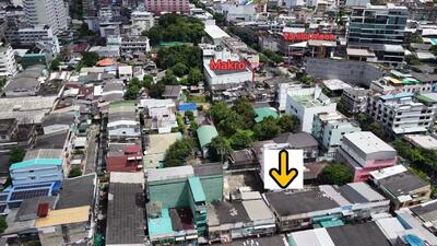 ขาย - สุดคุ้ม ! หลังมุม !! ขายอาคารพาณิชย์ 2 ชั้น ซอยจันทร์ 32 20.5 ตร.วา 2 นอน 1 น้ำ 3 จอด, กรุงเทพ