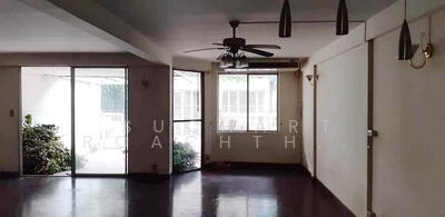 ขาย - ขาย ทาวน์เฮ้าส์ ขนาด 3.5 ชั้น 5 ห้องนอน ใกล้ BTS นานา และ โรงเรียนนานาชาตินิสท์, กรุงเทพ