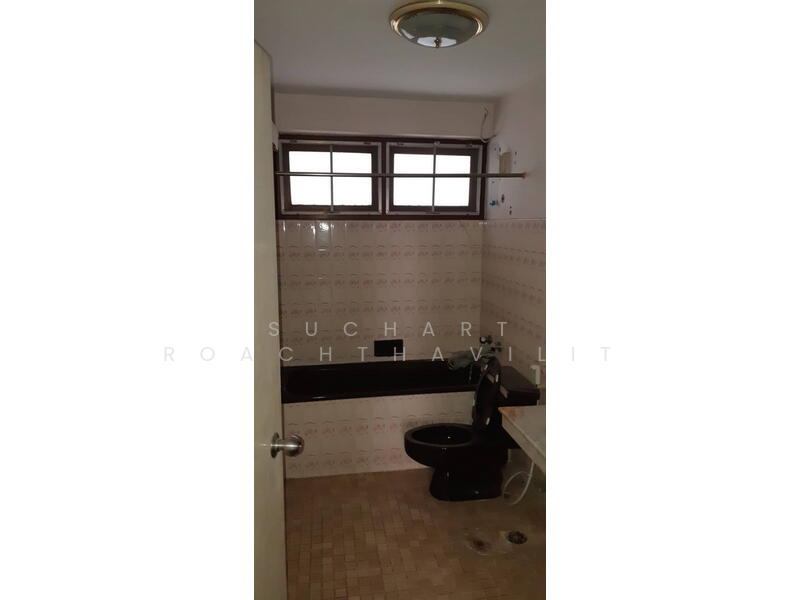 SALE Townhouse 3.5 Story, near BTS Nana & NIST International School, Bangkok, Khlongtoei Nua, Watthana, Bangkok, 5 Bedrooms, 350 sqm, Townhouse For Sale, by Suchart Roachthavilit, 60189282 - DDproperty.com