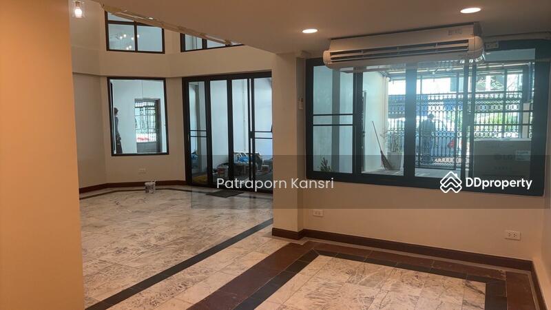 ขาย - 4-Br Townhouse near BTS Sala Daeng (1284140), กรุงเทพ