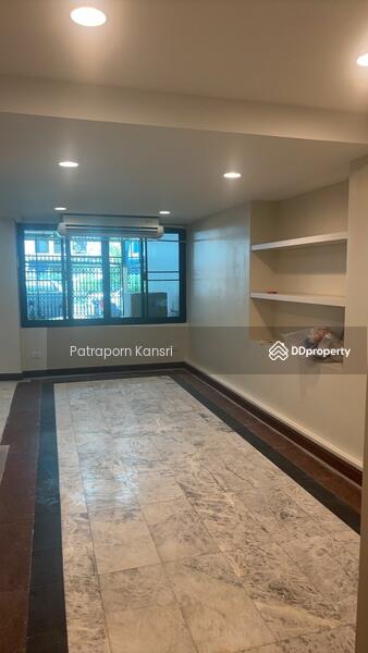 ขาย - 4-Br Townhouse near BTS Sala Daeng (1284140), กรุงเทพ