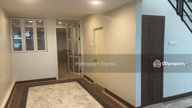 ขาย - 4-Br Townhouse near BTS Sala Daeng (1284140), กรุงเทพ