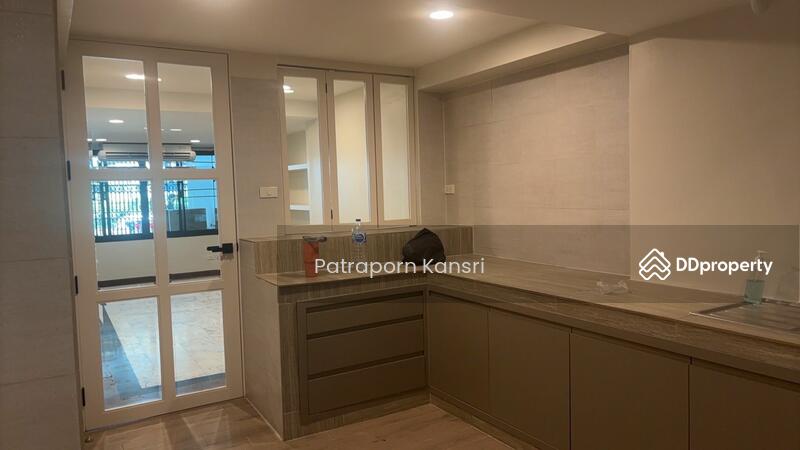 ขาย - 4-Br Townhouse near BTS Sala Daeng (1284140), กรุงเทพ