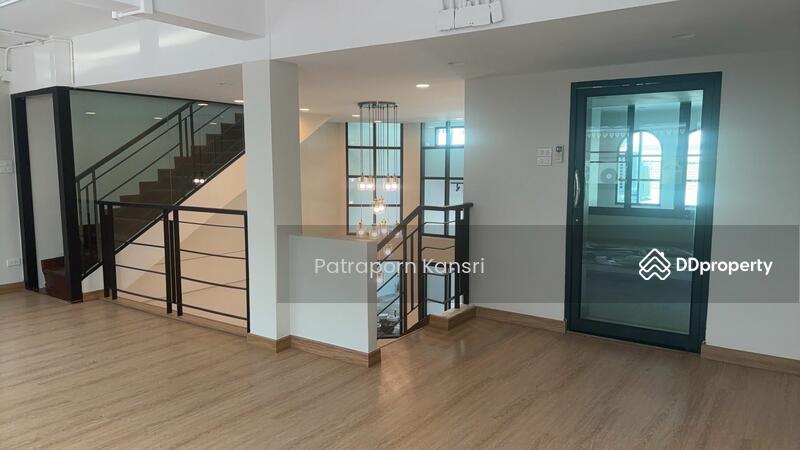 ขาย - 4-Br Townhouse near BTS Sala Daeng (1284140), กรุงเทพ
