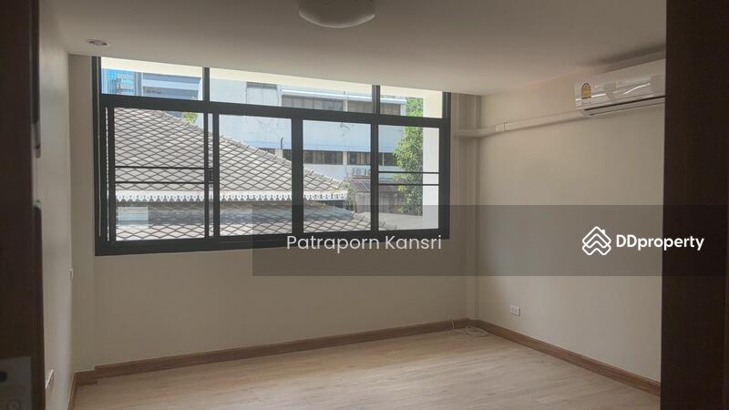 ขาย - 4-Br Townhouse near BTS Sala Daeng (1284140), กรุงเทพ