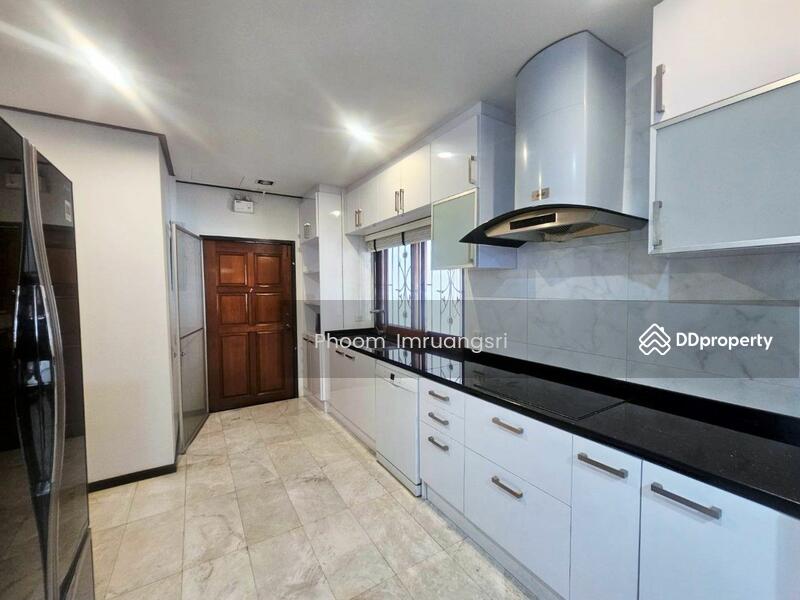 ให้เช่า - 4-Br Semi-detached House near BTS Sanam Pao (2218293), กรุงเทพ
