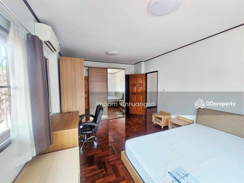ให้เช่า - 4-Br Semi-detached House near BTS Sanam Pao (2218293), กรุงเทพ