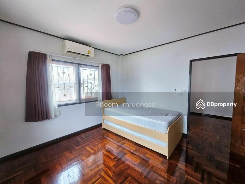 ให้เช่า - 4-Br Semi-detached House near BTS Sanam Pao (2218293), กรุงเทพ