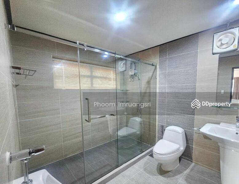 ให้เช่า - 4-Br Semi-detached House near BTS Sanam Pao (2218293), กรุงเทพ