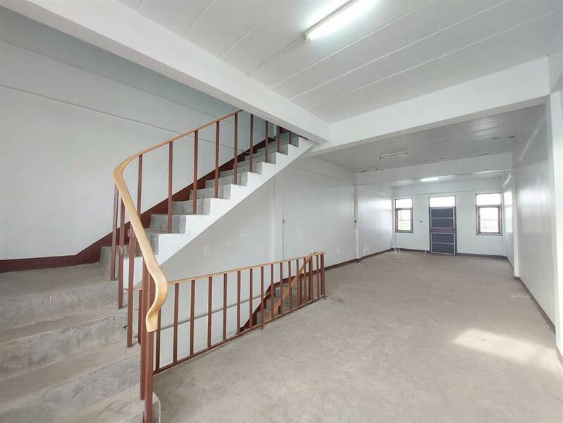 ขาย - อาคารพาณิชย์ 3 ชั้น 18 ตร.ว. หมู่บ้านอัจฉรา ใกล้โรงเรียนวัดประตูน้ำท่าไข่ ถนนมหาจักรพรรดิ์ ถนนนรกิจ, ฉะเชิงเทรา