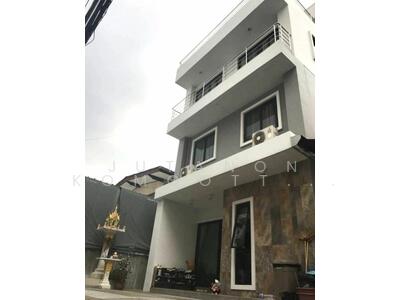 ขาย - ขายบ้านเดี่ยว 3 ชั้น 50 ตร.ว.ราคา 13.5 ลบ. พร้อมเข้าอยู่ ถ.สุขเกษม ไกล้ ม.หอการค้า และ MRT ห้วยขวาง, กรุงเทพ