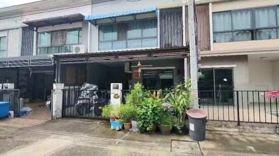 บ้านที่ประกาศขาย คือบ้านที่มีกันสาดสีฟ้าชั้น2 บ้านทำเลดีมาก อยู่ติดสวนสาธารณะ