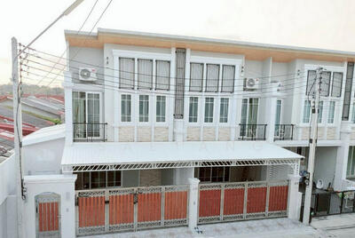 ขาย - โครงการ โกลเด้น ทาวน์ พัทยาใต้-สุขุมวิท ทาวน์โฮมใหม่ สไตล์อังกฤษ 4 ห้องนอน 3 ห้องน้ำ (มีหลายยูนิต), ชลบุรี