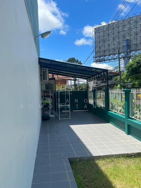 For Sale - ขายทาวน์เฮาส์ 2 ชั้น หลังริมมีพื้นที่ด้านข้าง เฟอร์นิเจอร์พร้อมเข้าอยู่ ทำเลดี ติดถนนนิตโย, Nakhon Phanom