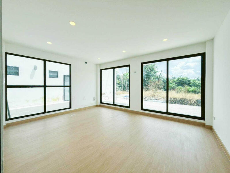 For Sale - หลังมุม 8 นอน บ้าน 2 หลัง, Pathum Thani