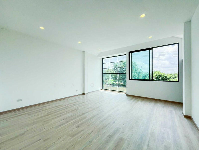 For Sale - หลังมุม 8 นอน บ้าน 2 หลัง, Pathum Thani