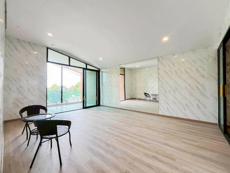 For Sale - หลังมุม 8 นอน บ้าน 2 หลัง, Pathum Thani