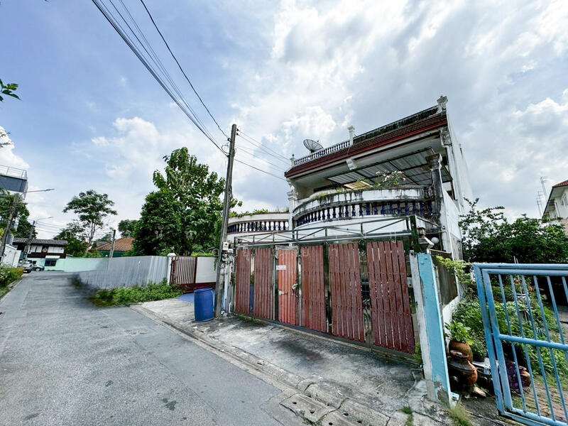 ขาย - บ้านแฝด 4 ชั้น ซอยสุทธินิเวศน์ แขวงสามเสนนอก เขตห้วยขวาง กรุงเทพมหานคร, กรุงเทพ