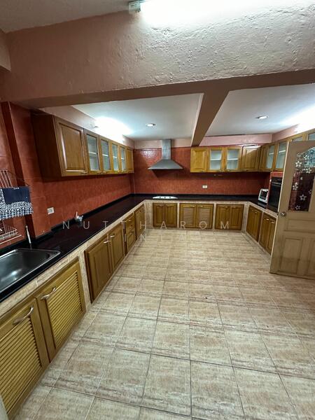 ขาย - 3-Br Townhouse near BTS Phrom Phong, กรุงเทพ