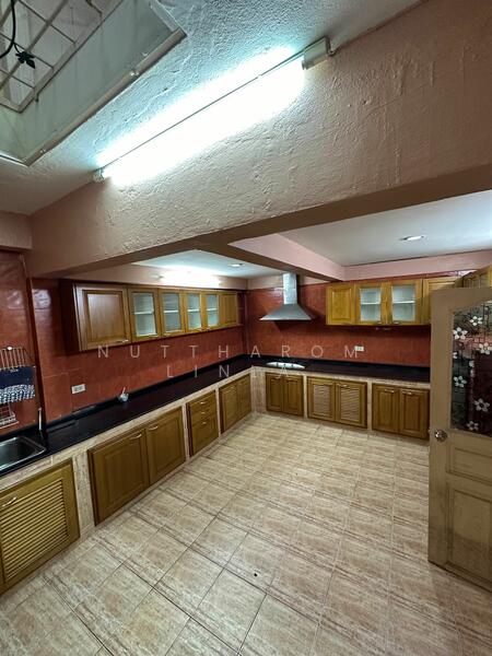 ขาย - 3-Br Townhouse near BTS Phrom Phong, กรุงเทพ