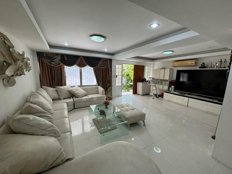ขาย - 5-Br Townhouse near BTS Saint Louis, กรุงเทพ