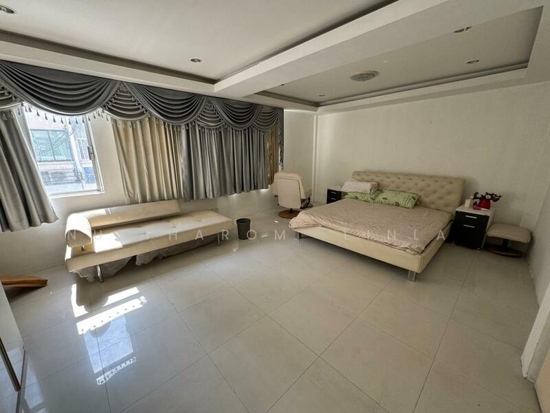 ขาย - 5-Br Townhouse near BTS Saint Louis, กรุงเทพ