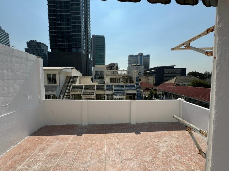 ขาย - 5-Br Townhouse near BTS Saint Louis, กรุงเทพ