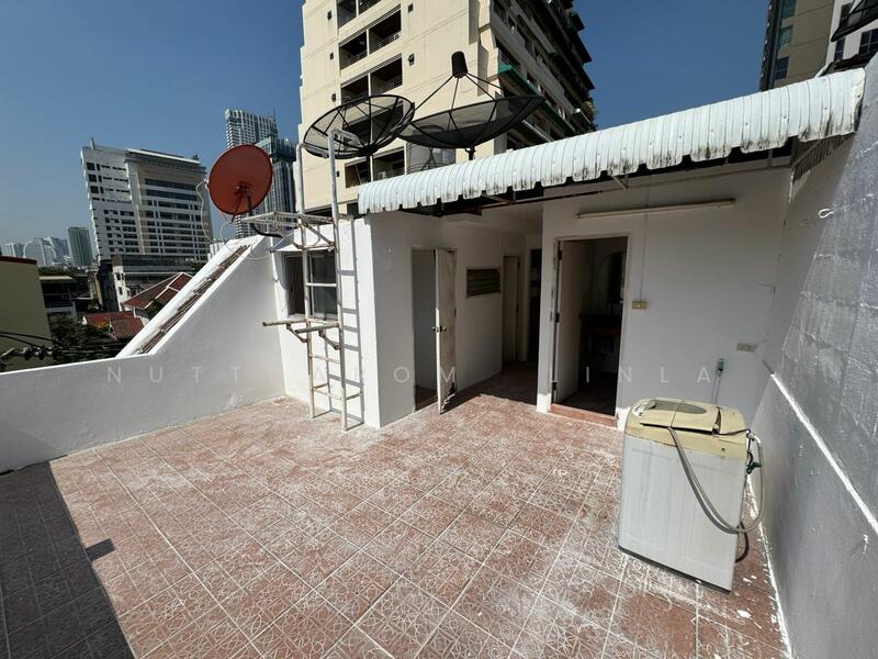 ขาย - 5-Br Townhouse near BTS Saint Louis, กรุงเทพ