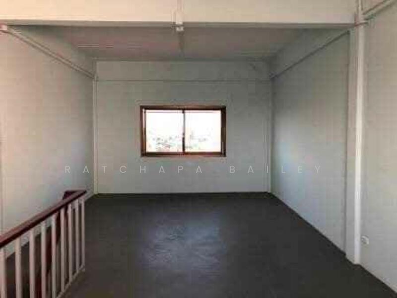 For Rent - 4-Bedroom Townhouse, Bangkok