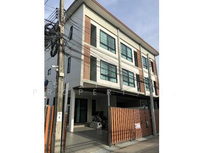 ขาย - Townhouse for Sale in Punnawithi 31, กรุงเทพ