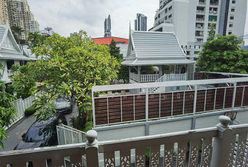 ให้เช่า - บ้านเดี่ยวเรือนไทยร่วมสมัย 3 ห้องนอนในโครงการย่านสาทร-ถ.นราธิวาส, กรุงเทพ