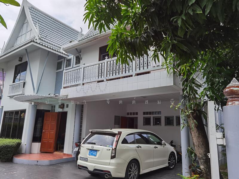 ให้เช่า - บ้านเดี่ยวเรือนไทยร่วมสมัย 3 ห้องนอนในโครงการย่านสาทร-ถ.นราธิวาส, กรุงเทพ