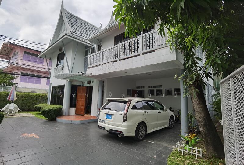 ให้เช่า - บ้านเดี่ยวเรือนไทยร่วมสมัย 3 ห้องนอนในโครงการย่านสาทร-ถ.นราธิวาส, กรุงเทพ