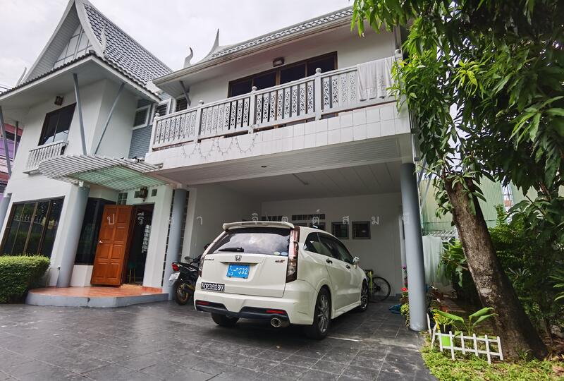 ให้เช่า - บ้านเดี่ยวเรือนไทยร่วมสมัย 3 ห้องนอนในโครงการย่านสาทร-ถ.นราธิวาส, กรุงเทพ
