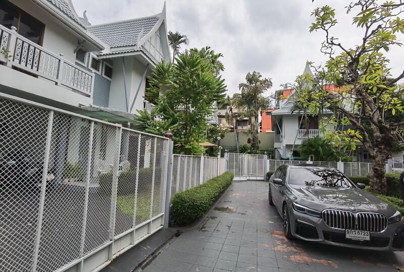 ให้เช่า - บ้านเดี่ยวเรือนไทยร่วมสมัย 3 ห้องนอนในโครงการย่านสาทร-ถ.นราธิวาส, กรุงเทพ