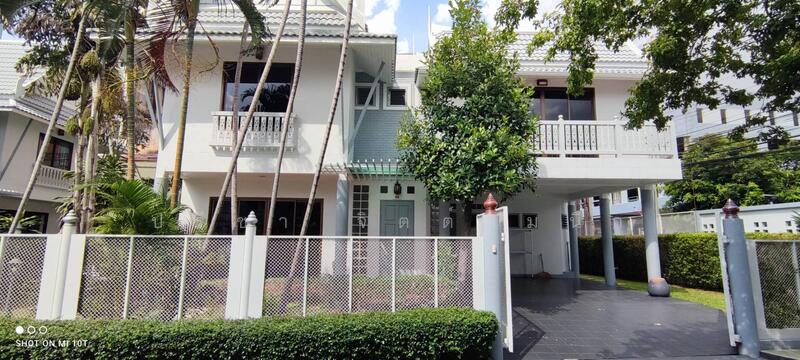 ให้เช่า - บ้านเดี่ยวเรือนไทยร่วมสมัย 3 ห้องนอนในโครงการย่านสาทร-ถ.นราธิวาส, กรุงเทพ