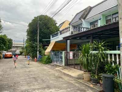 ขาย - าวน์เฮาส์ หมู่บ้าน อยู่เจริญ 1 (คลอง 4 ลำลูกกา) เนื้อที่ 17 ตรว., ปทุมธานี